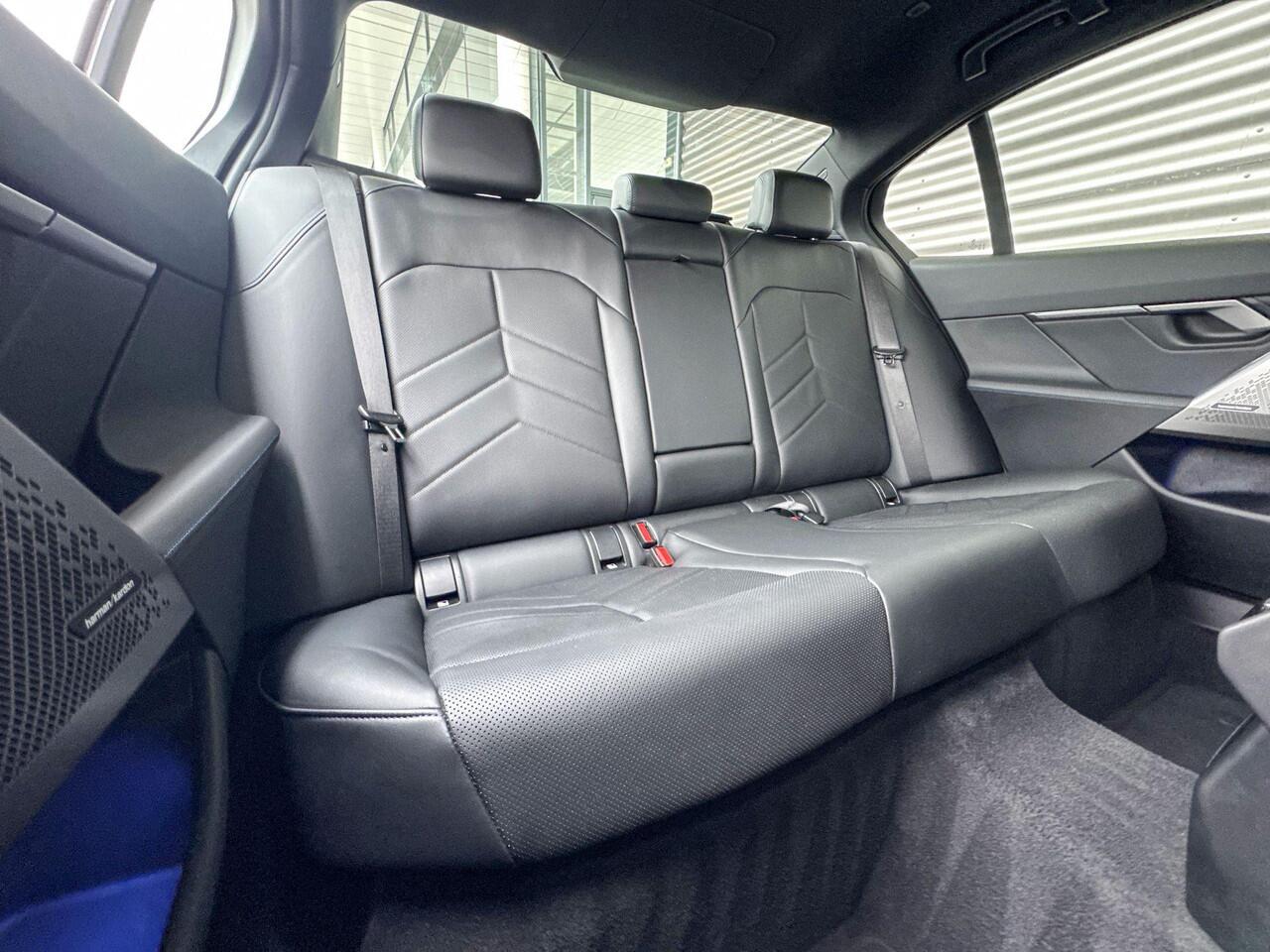 BMW 5-SERIE Sedan 520i M Sportpakket / Innovation Pack / Comfort Pack / Stoelventilatie / Elektrisch verstelbare stoelen / Driving Assistant / Parking Assistant Plus / Harman-Kardon