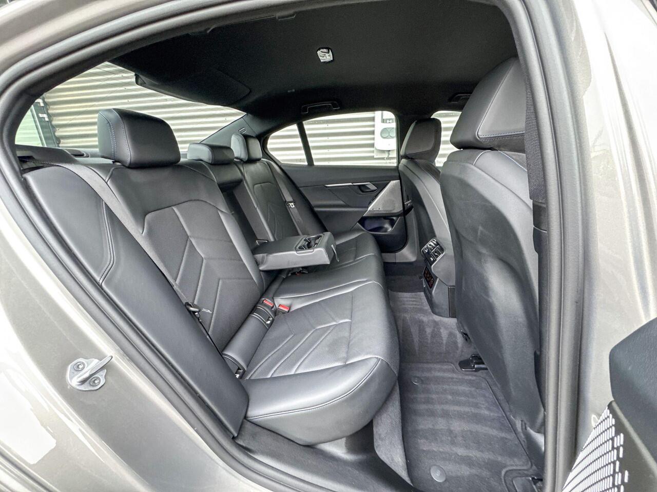 BMW 5-SERIE Sedan 520i M Sportpakket / Innovation Pack / Comfort Pack / Stoelventilatie / Elektrisch verstelbare stoelen / Driving Assistant / Parking Assistant Plus / Harman-Kardon