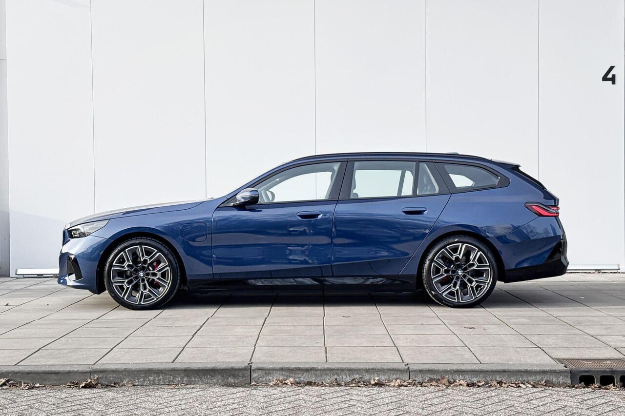 BMW 5-SERIE Touring 530e M Sport Pro / Bowers & Wilkins / Stoelventilatie / Parking Assistant Professional / Head-Up / Glazen panoramadak / Iconic Glow / Stuurwielrand verwarmd / 20 Inch