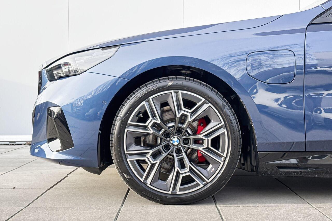 BMW 5-SERIE Touring 530e M Sport Pro / Bowers & Wilkins / Stoelventilatie / Parking Assistant Professional / Head-Up / Glazen panoramadak / Iconic Glow / Stuurwielrand verwarmd / 20 Inch
