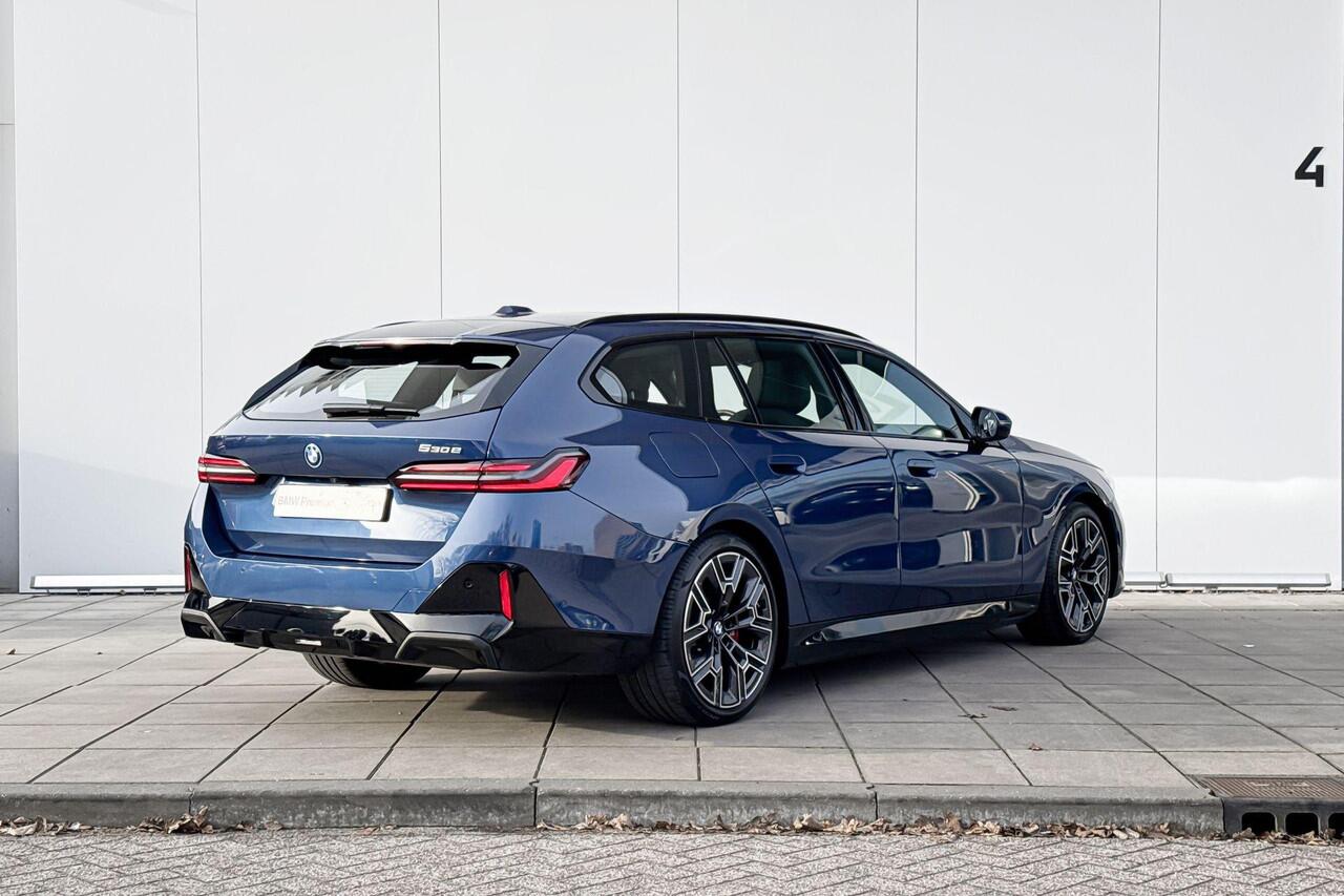BMW 5-SERIE Touring 530e M Sport Pro / Bowers & Wilkins / Stoelventilatie / Parking Assistant Professional / Head-Up / Glazen panoramadak / Iconic Glow / Stuurwielrand verwarmd / 20 Inch