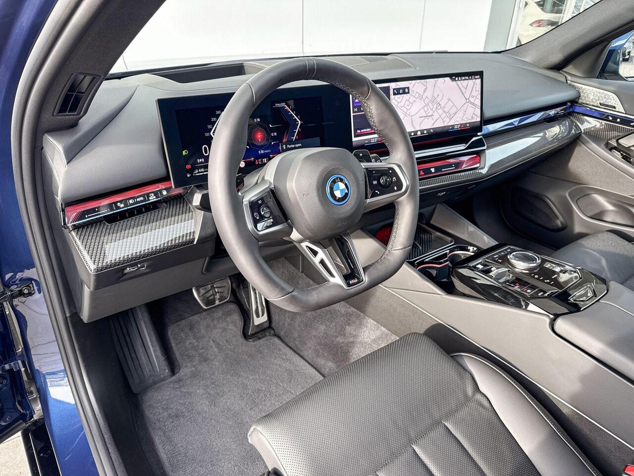 BMW 5-SERIE Touring 530e M Sport Pro / Bowers & Wilkins / Stoelventilatie / Parking Assistant Professional / Head-Up / Glazen panoramadak / Iconic Glow / Stuurwielrand verwarmd / 20 Inch