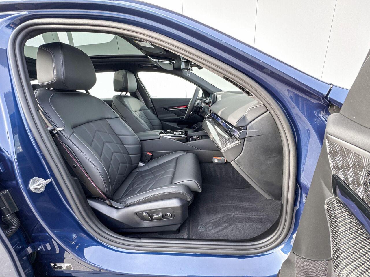 BMW 5-SERIE Touring 530e M Sport Pro / Bowers & Wilkins / Stoelventilatie / Parking Assistant Professional / Head-Up / Glazen panoramadak / Iconic Glow / Stuurwielrand verwarmd / 20 Inch