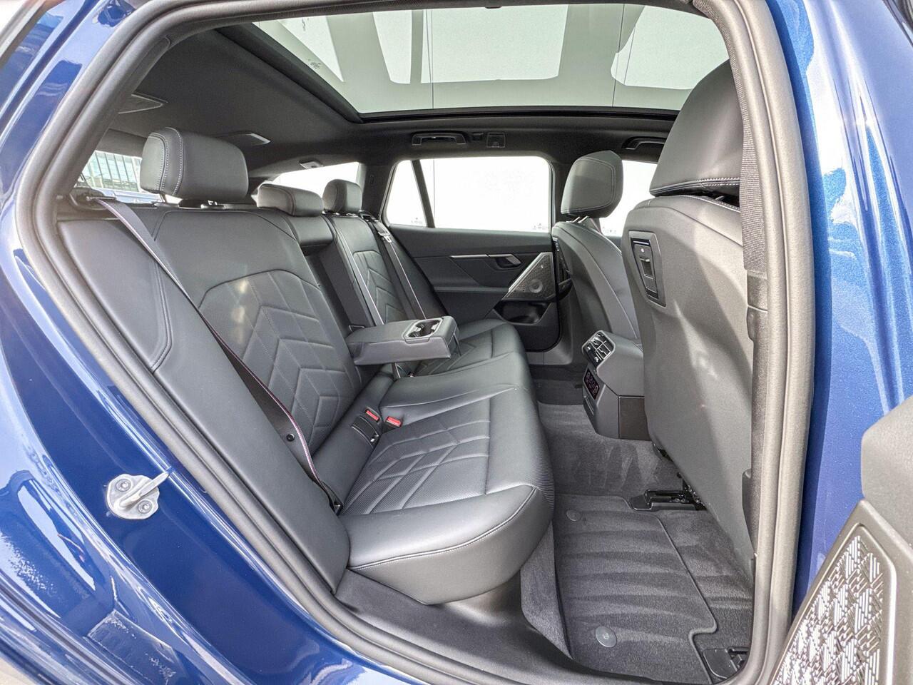 BMW 5-SERIE Touring 530e M Sport Pro / Bowers & Wilkins / Stoelventilatie / Parking Assistant Professional / Head-Up / Glazen panoramadak / Iconic Glow / Stuurwielrand verwarmd / 20 Inch