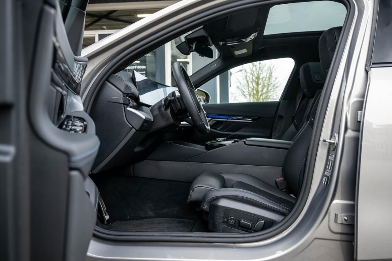 BMW 5-SERIE 520i M Sport Pro | Panorama | Bowers & Wilkins | Head-Up | 360° | 21 Inch | Trekhaak | Iconic |