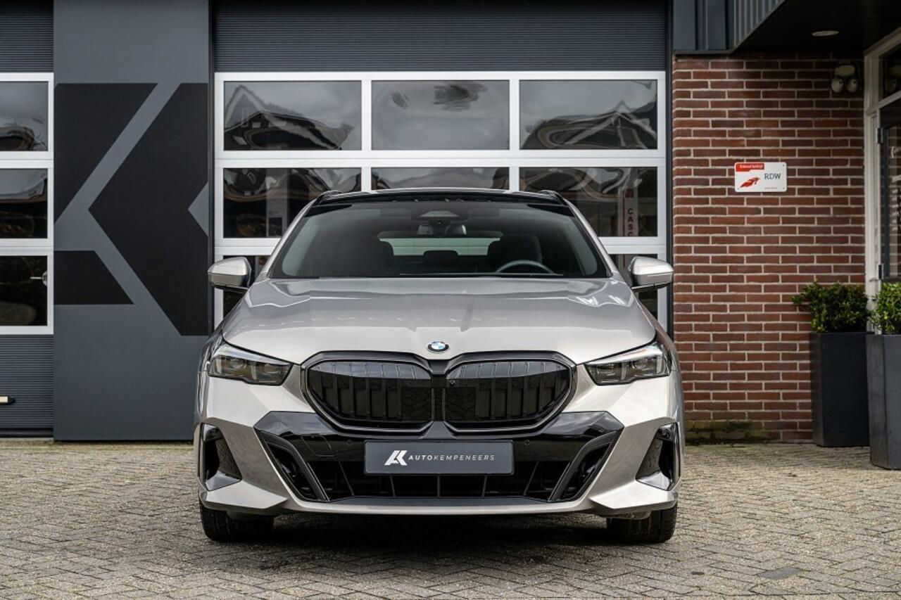 BMW 5-SERIE 520i M Sport Pro | Panorama | Bowers & Wilkins | Head-Up | 360° | 21 Inch | Trekhaak | Iconic |