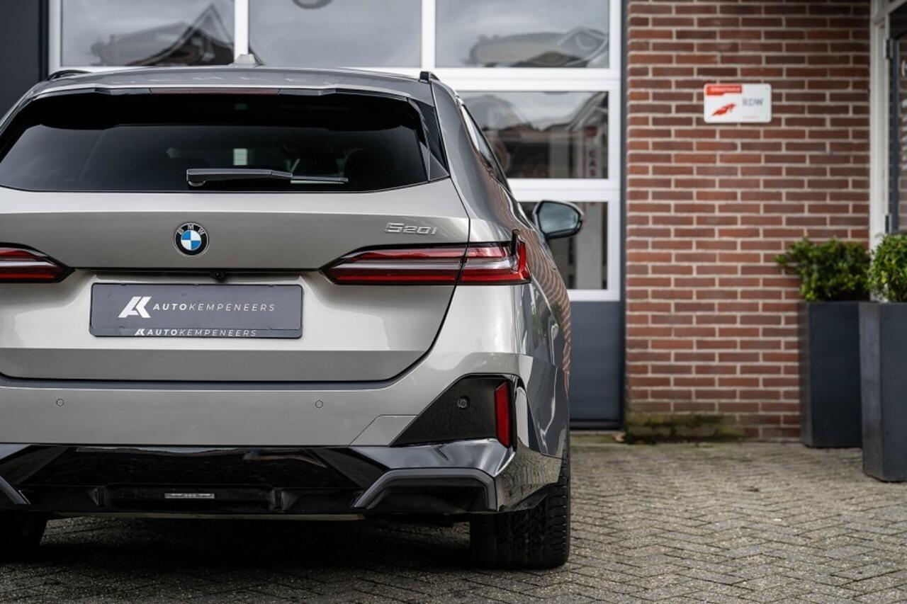 BMW 5-SERIE 520i M Sport Pro | Panorama | Bowers & Wilkins | Head-Up | 360° | 21 Inch | Trekhaak | Iconic |