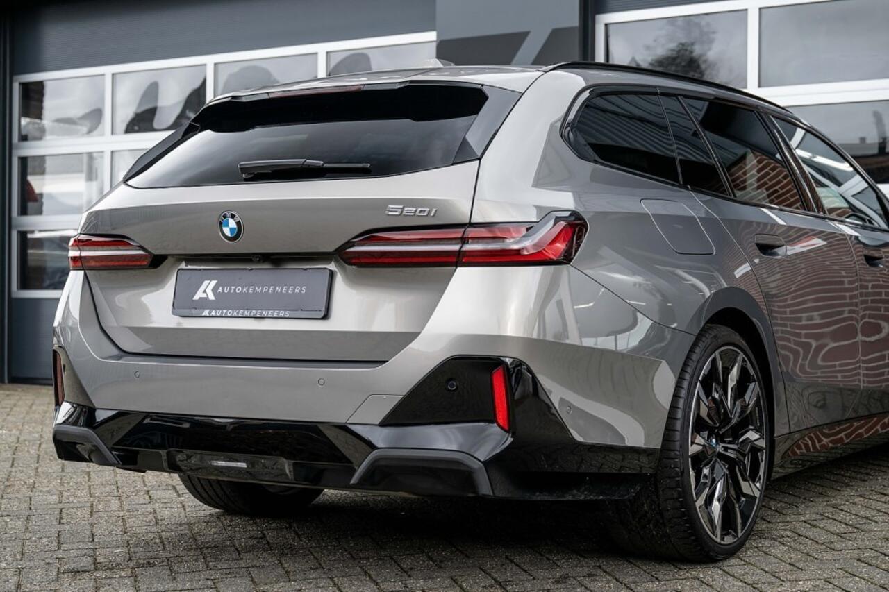 BMW 5-SERIE 520i M Sport Pro | Panorama | Bowers & Wilkins | Head-Up | 360° | 21 Inch | Trekhaak | Iconic |