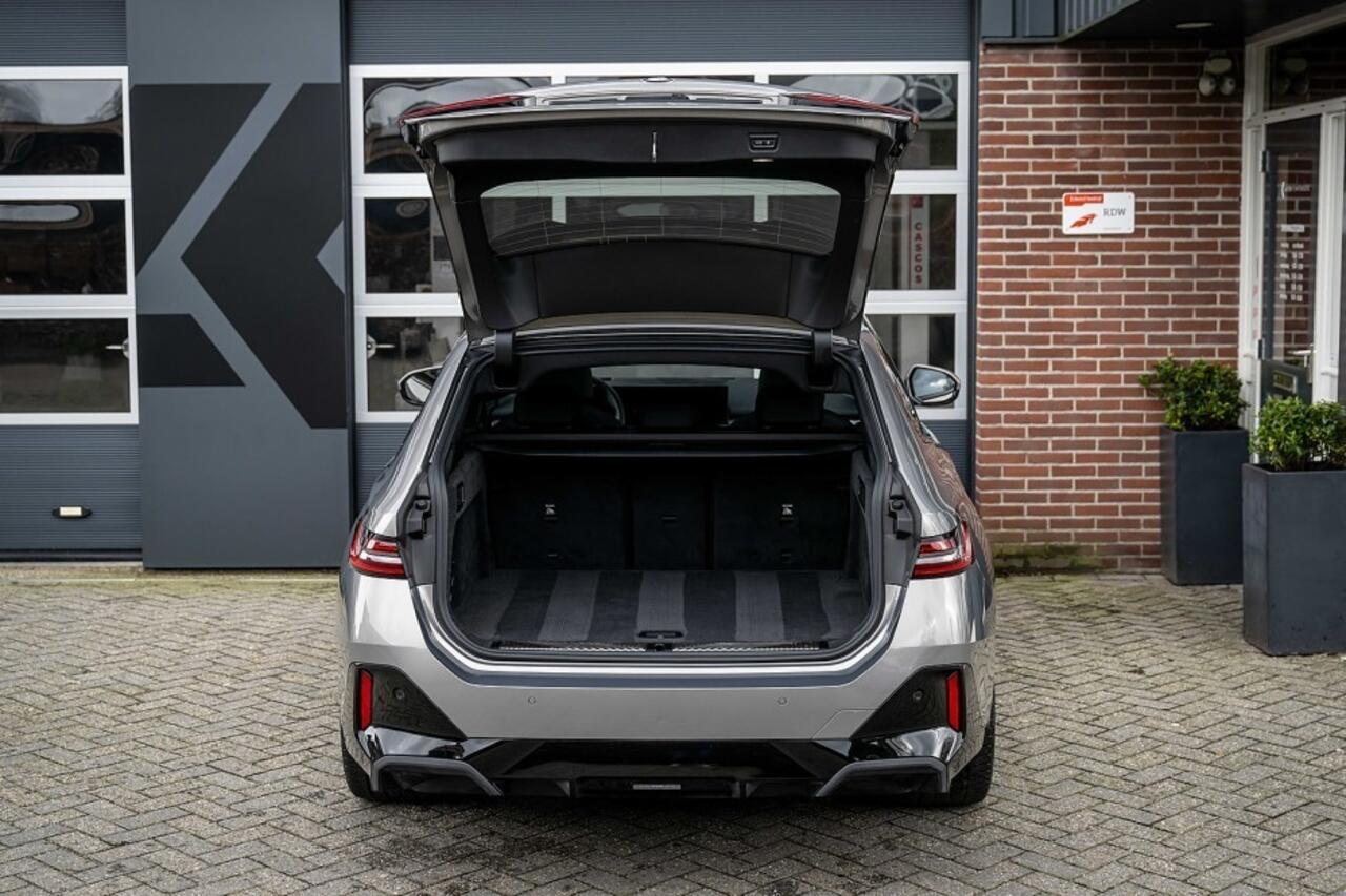 BMW 5-SERIE 520i M Sport Pro | Panorama | Bowers & Wilkins | Head-Up | 360° | 21 Inch | Trekhaak | Iconic |