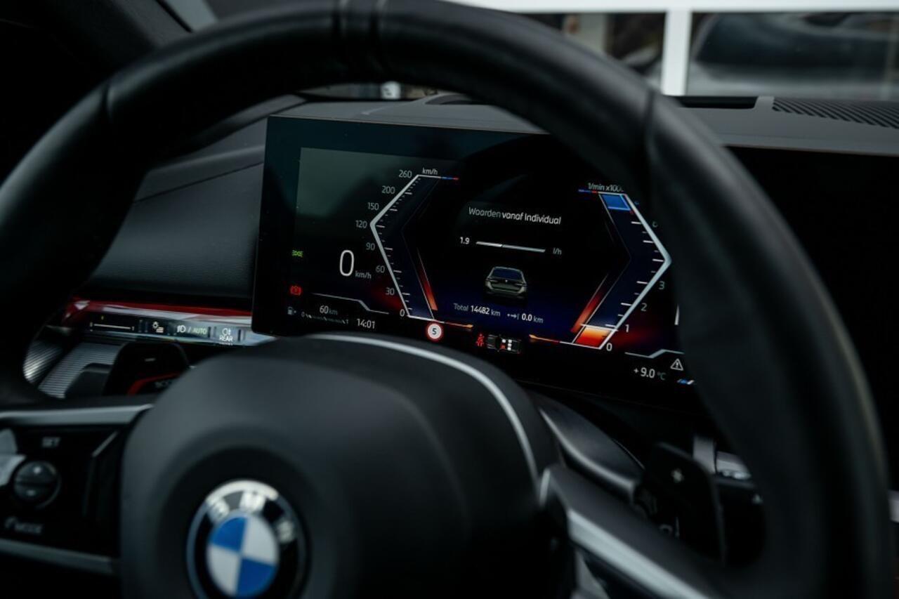 BMW 5-SERIE 520i M Sport Pro | Panorama | Bowers & Wilkins | Head-Up | 360° | 21 Inch | Trekhaak | Iconic |