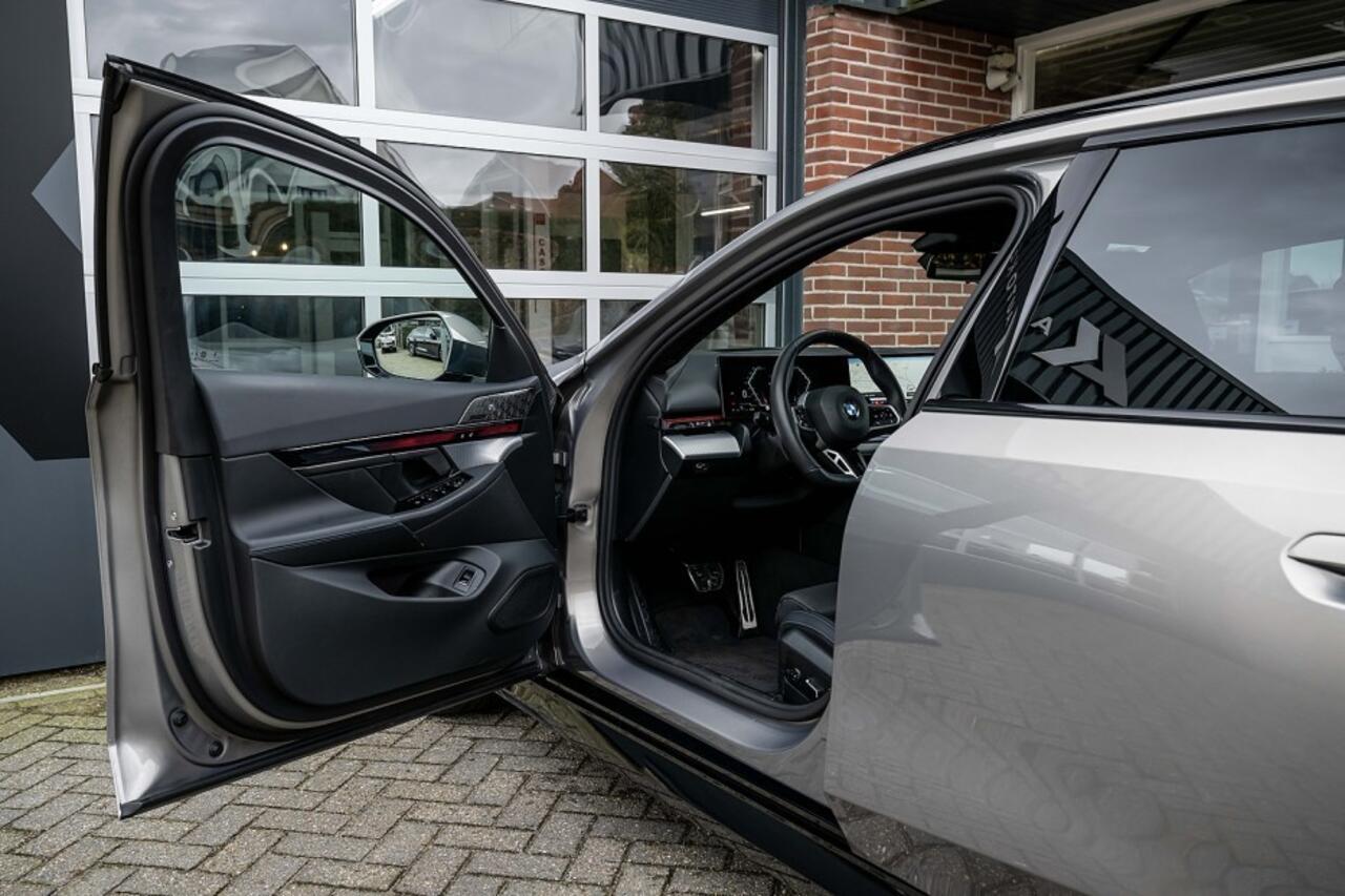 BMW 5-SERIE 520i M Sport Pro | Panorama | Bowers & Wilkins | Head-Up | 360° | 21 Inch | Trekhaak | Iconic |