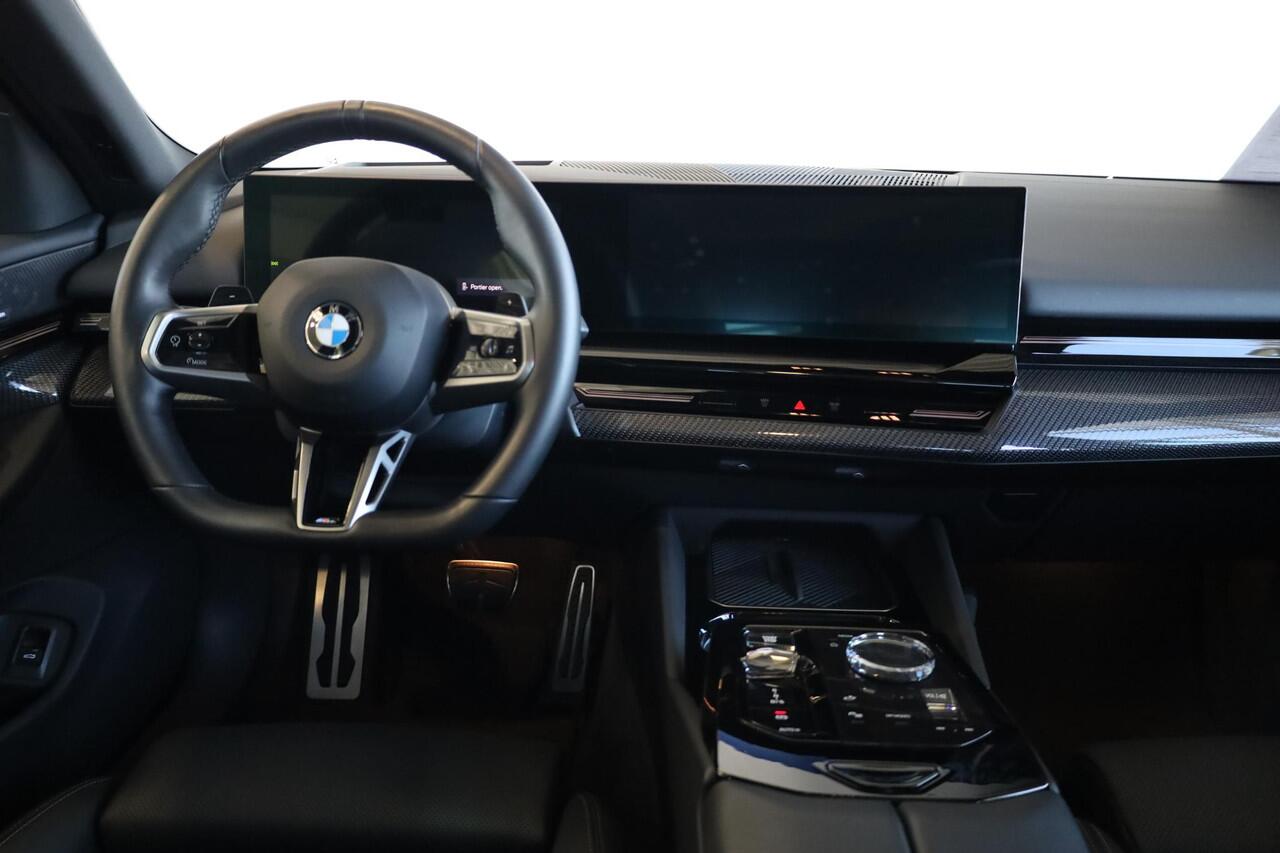 BMW 5-SERIE Sedan 520i | M Sport Pro | Glazen Panoramadak | Stuur & Stoelverwarming | Leder | Active Cruise Control | Harman Kardon | 20" M Sterspaak |