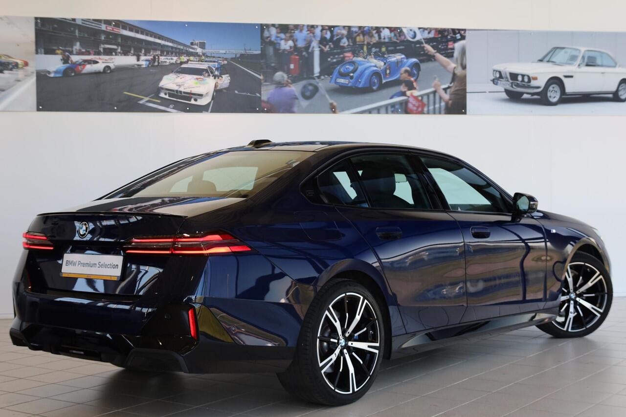 BMW 5-SERIE Sedan 520i | M Sport Pro | Glazen Panoramadak | Stuur & Stoelverwarming | Leder | Active Cruise Control | Harman Kardon | 20" M Sterspaak |