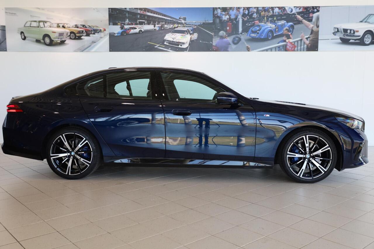 BMW 5-SERIE Sedan 520i | M Sport Pro | Glazen Panoramadak | Stuur & Stoelverwarming | Leder | Active Cruise Control | Harman Kardon | 20" M Sterspaak |