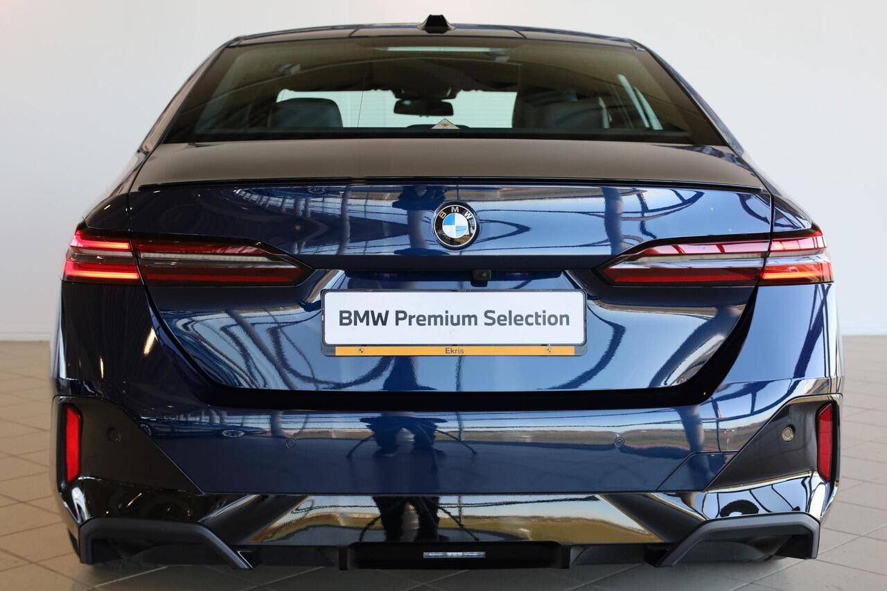 BMW 5-SERIE Sedan 520i | M Sport Pro | Glazen Panoramadak | Stuur & Stoelverwarming | Leder | Active Cruise Control | Harman Kardon | 20" M Sterspaak |