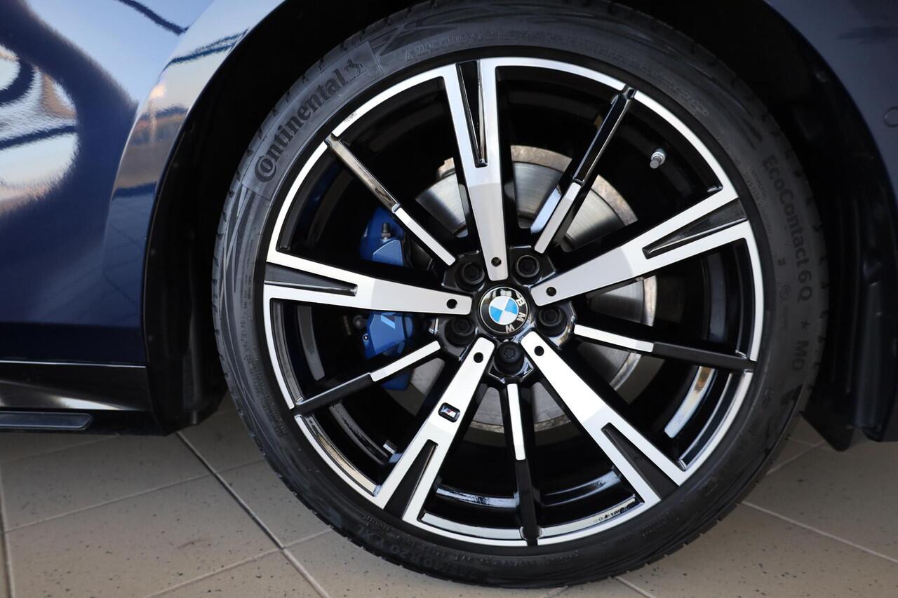 BMW 5-SERIE Sedan 520i | M Sport Pro | Glazen Panoramadak | Stuur & Stoelverwarming | Leder | Active Cruise Control | Harman Kardon | 20" M Sterspaak |