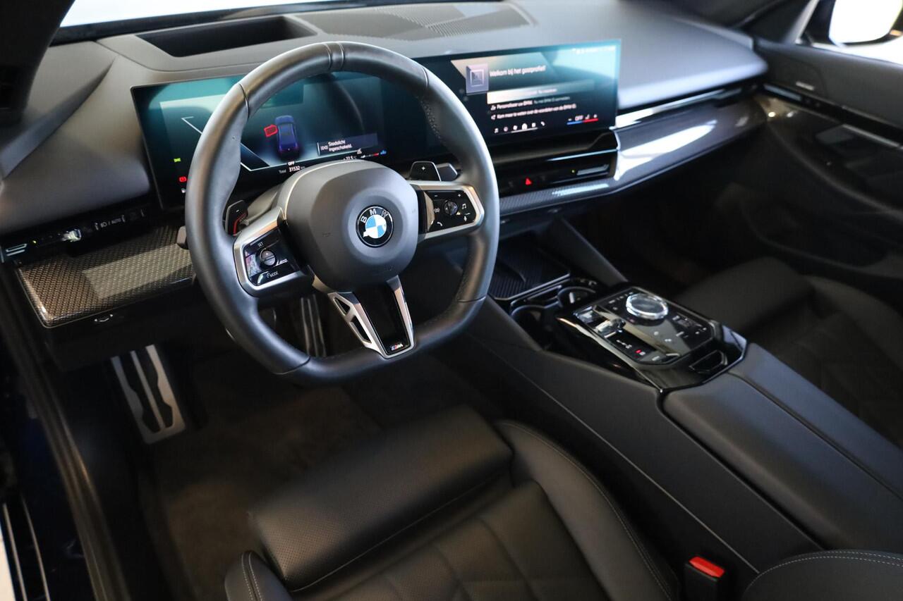 BMW 5-SERIE Sedan 520i | M Sport Pro | Glazen Panoramadak | Stuur & Stoelverwarming | Leder | Active Cruise Control | Harman Kardon | 20" M Sterspaak |