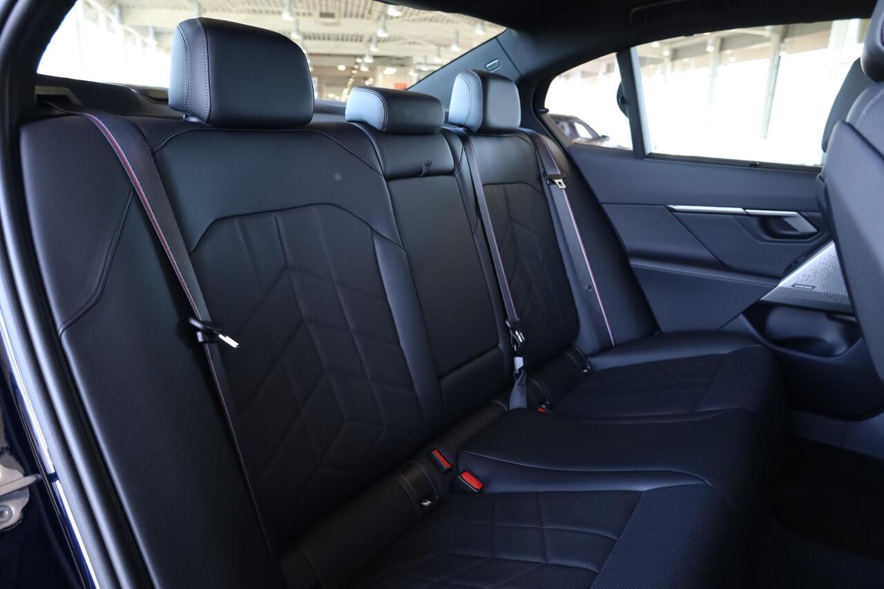 BMW 5-SERIE Sedan 520i | M Sport Pro | Glazen Panoramadak | Stuur & Stoelverwarming | Leder | Active Cruise Control | Harman Kardon | 20" M Sterspaak |