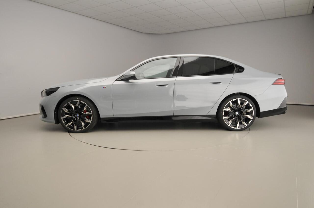 BMW 5-SERIE Sedan 520d | M-Sportpakket | LED | Leder | HUD | Trekhaak | Schuifdak | Active cruise | DAB | Bowers & Wilkins sound | Alu 21 inch