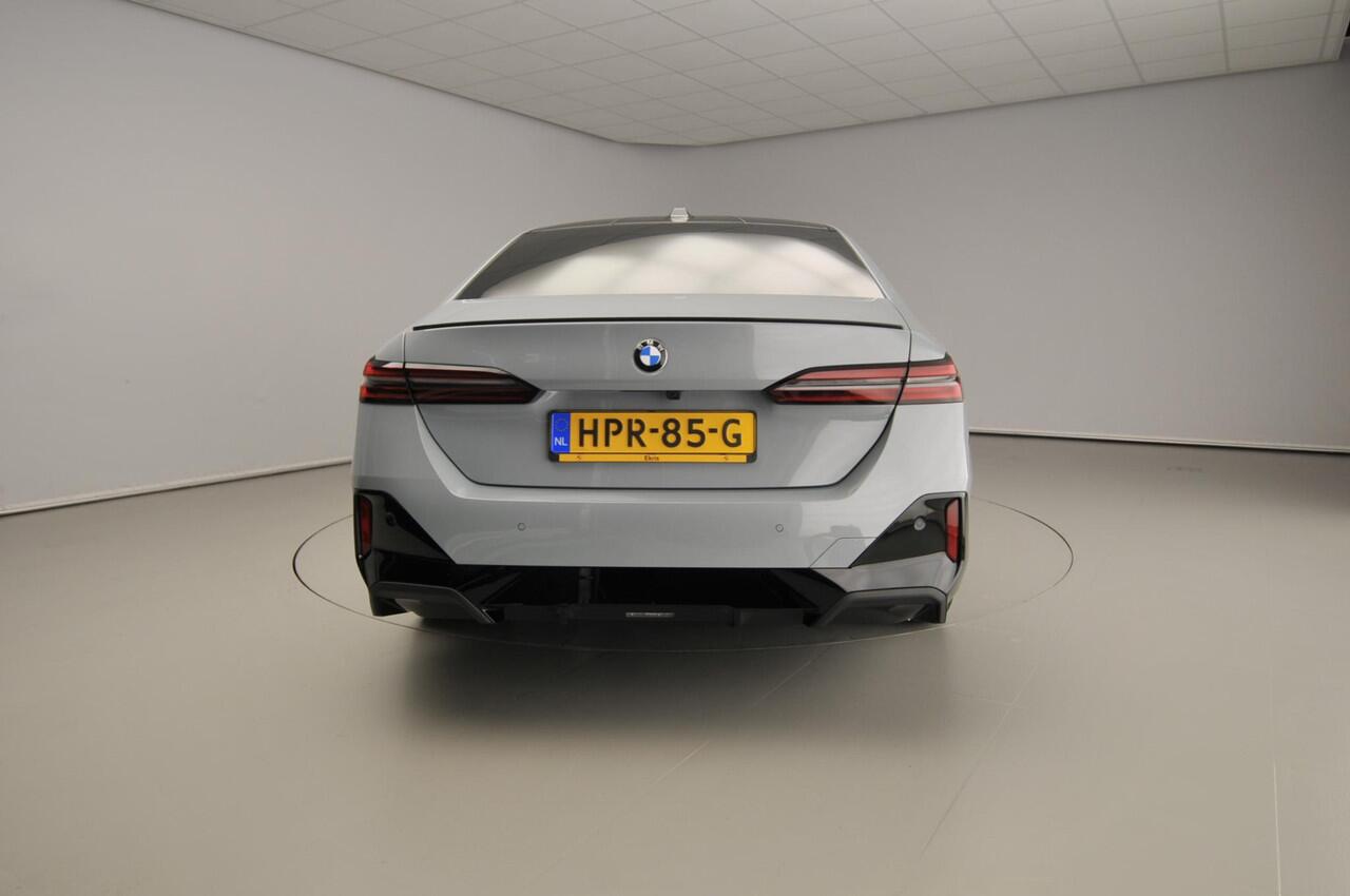 BMW 5-SERIE Sedan 520d | M-Sportpakket | LED | Leder | HUD | Trekhaak | Schuifdak | Active cruise | DAB | Bowers & Wilkins sound | Alu 21 inch