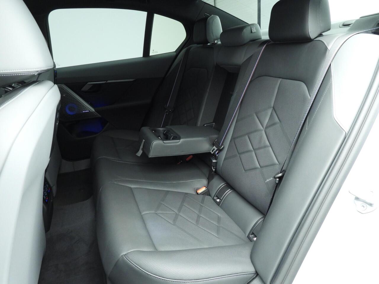 BMW 5-SERIE Sedan 520d | M-Sportpakket | LED | Leder | HUD | Trekhaak | Schuifdak | Active cruise | DAB | Bowers & Wilkins sound | Alu 21 inch