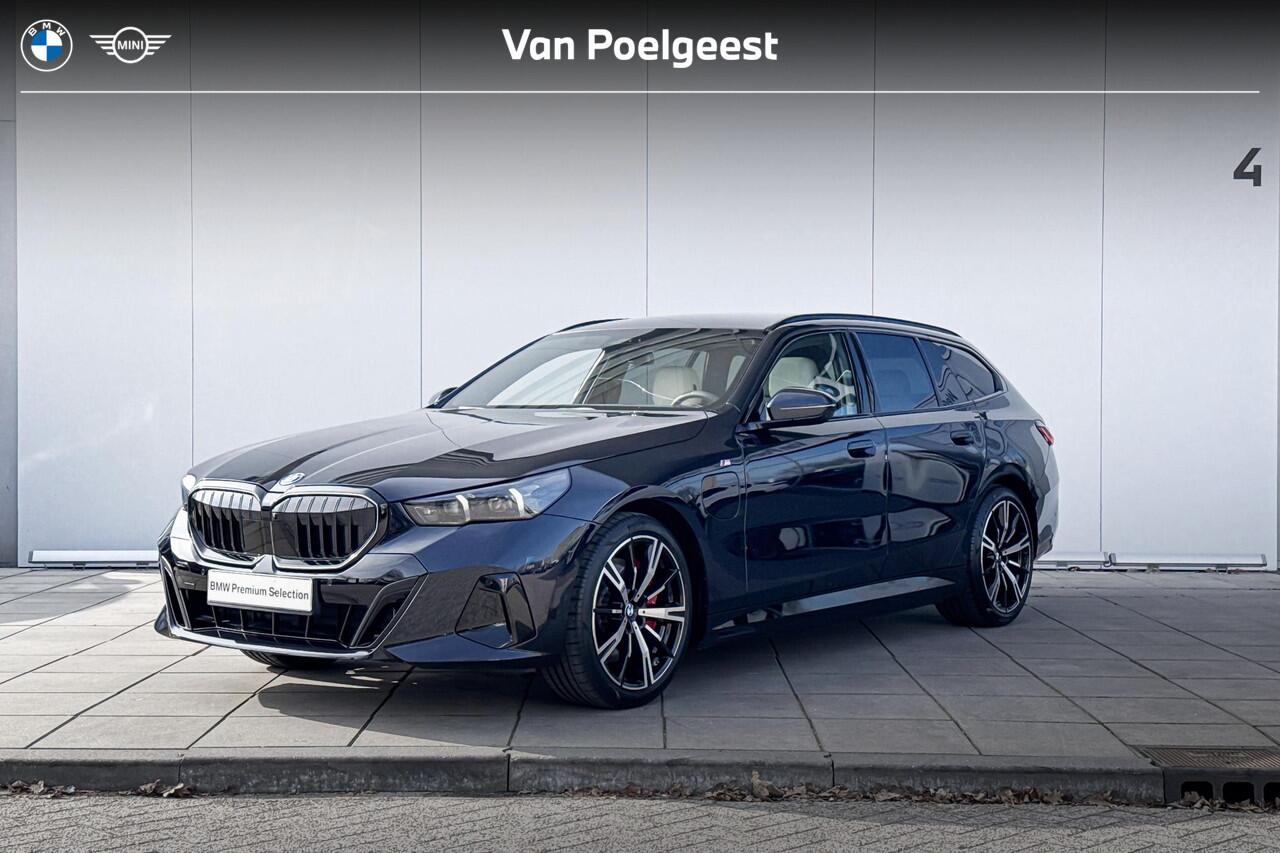 BMW 5-SERIE Touring 550e xDrive / Driving Assistant Professional / Glazen Panoramadak / Harman-Kardon / Head-Up / Adaptief onderstel professional / Trekhaak Zwenkbaar