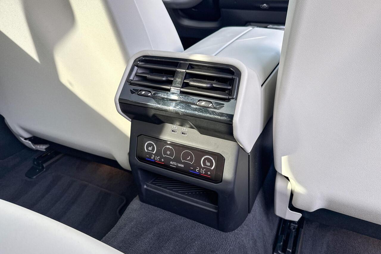 BMW 5-SERIE Touring 550e xDrive / Driving Assistant Professional / Glazen Panoramadak / Harman-Kardon / Head-Up / Adaptief onderstel professional / Trekhaak Zwenkbaar