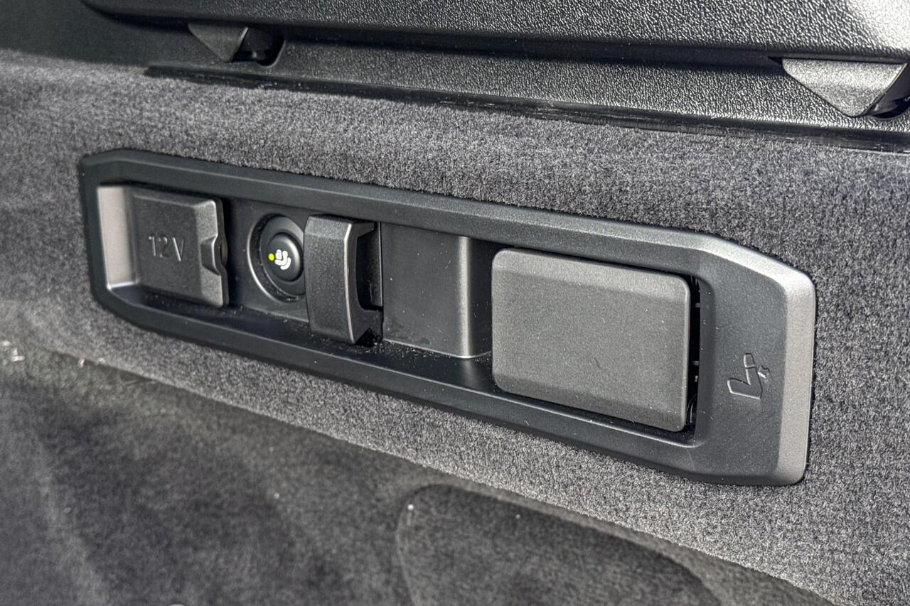 BMW 5-SERIE Touring 550e xDrive / Driving Assistant Professional / Glazen Panoramadak / Harman-Kardon / Head-Up / Adaptief onderstel professional / Trekhaak Zwenkbaar