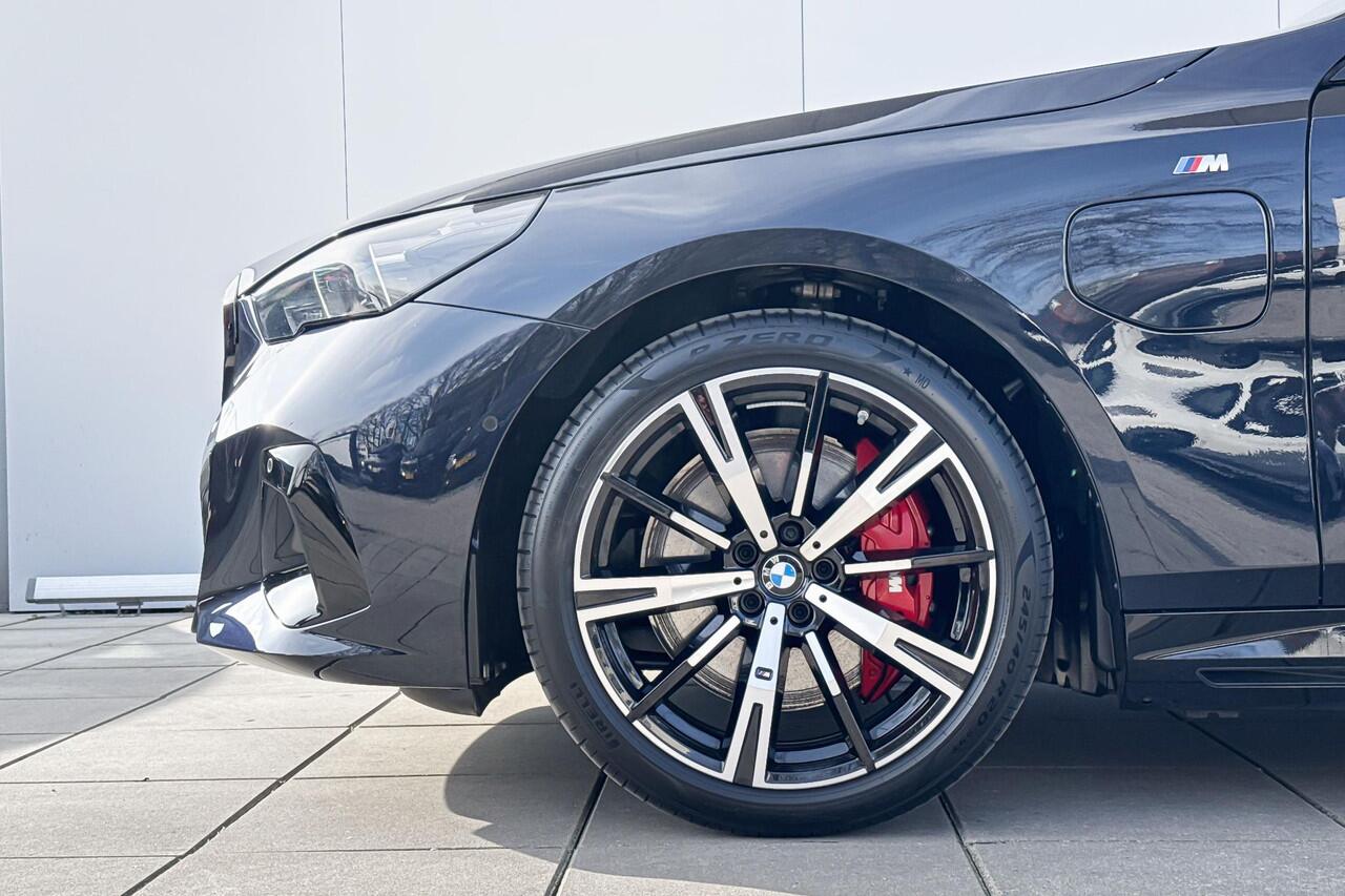 BMW 5-SERIE Touring 550e xDrive / Driving Assistant Professional / Glazen Panoramadak / Harman-Kardon / Head-Up / Adaptief onderstel professional / Trekhaak Zwenkbaar