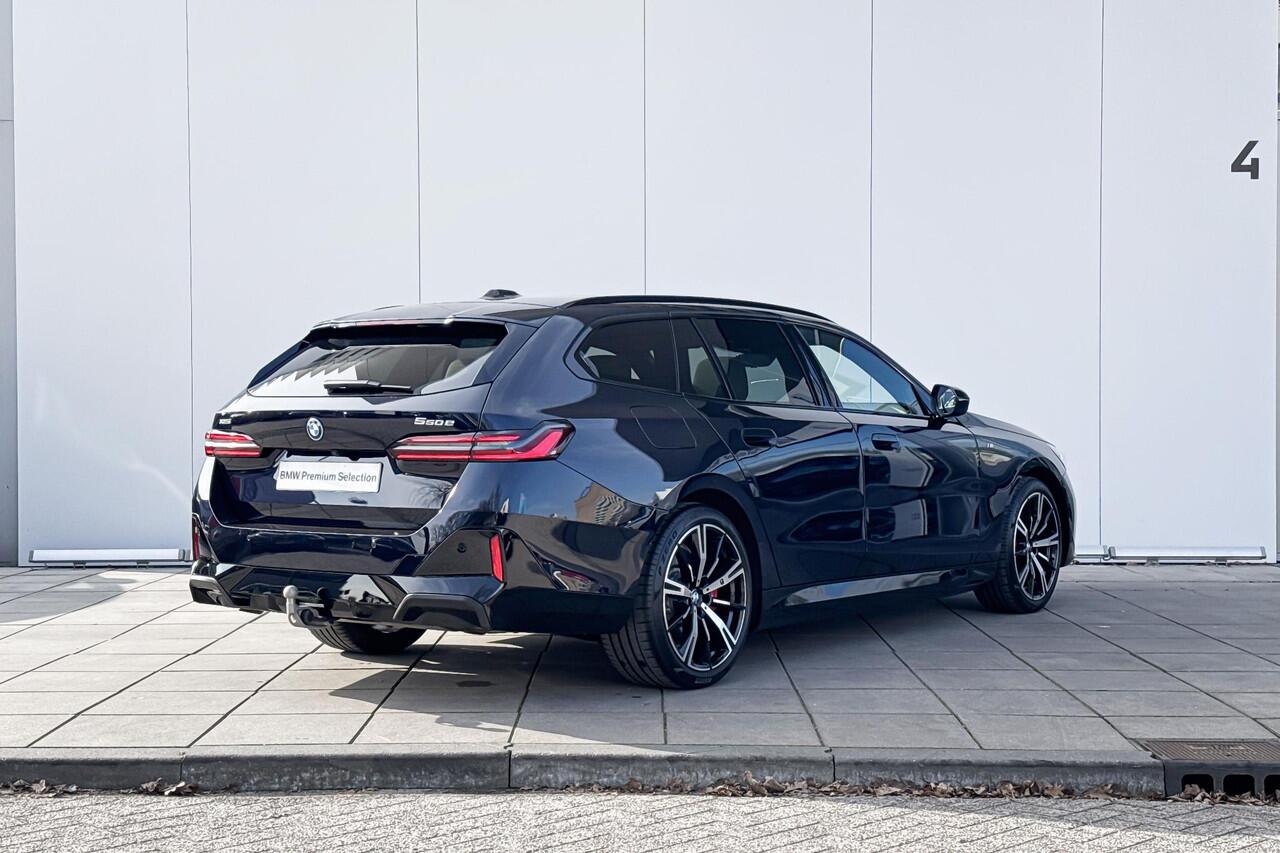 BMW 5-SERIE Touring 550e xDrive / Driving Assistant Professional / Glazen Panoramadak / Harman-Kardon / Head-Up / Adaptief onderstel professional / Trekhaak Zwenkbaar