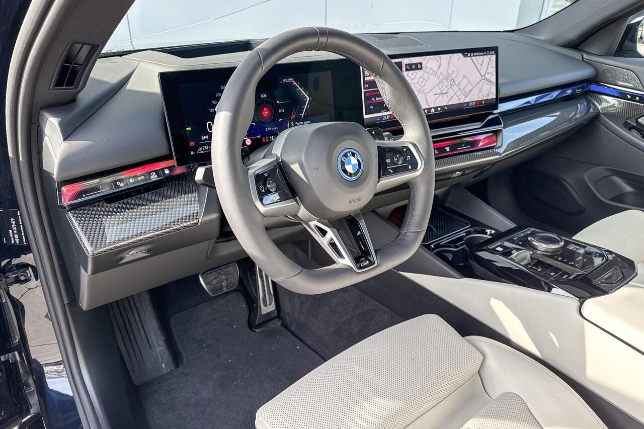 BMW 5-SERIE Touring 550e xDrive / Driving Assistant Professional / Glazen Panoramadak / Harman-Kardon / Head-Up / Adaptief onderstel professional / Trekhaak Zwenkbaar