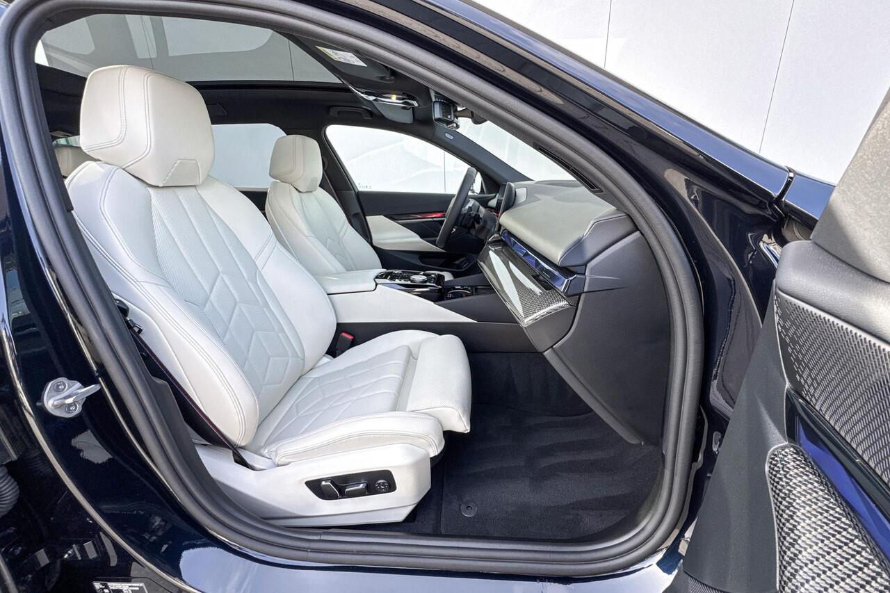 BMW 5-SERIE Touring 550e xDrive / Driving Assistant Professional / Glazen Panoramadak / Harman-Kardon / Head-Up / Adaptief onderstel professional / Trekhaak Zwenkbaar