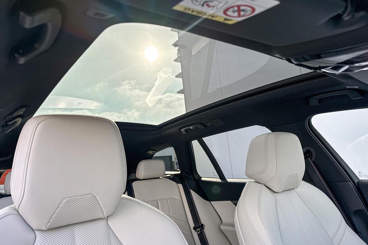 BMW 5-SERIE Touring 550e xDrive / Driving Assistant Professional / Glazen Panoramadak / Harman-Kardon / Head-Up / Adaptief onderstel professional / Trekhaak Zwenkbaar