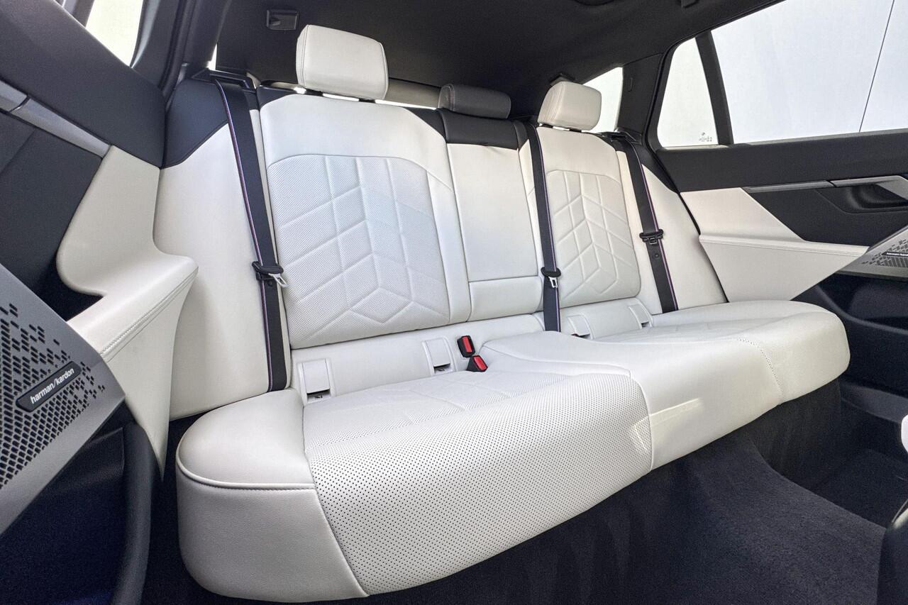 BMW 5-SERIE Touring 550e xDrive / Driving Assistant Professional / Glazen Panoramadak / Harman-Kardon / Head-Up / Adaptief onderstel professional / Trekhaak Zwenkbaar