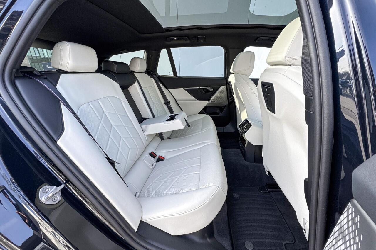 BMW 5-SERIE Touring 550e xDrive / Driving Assistant Professional / Glazen Panoramadak / Harman-Kardon / Head-Up / Adaptief onderstel professional / Trekhaak Zwenkbaar