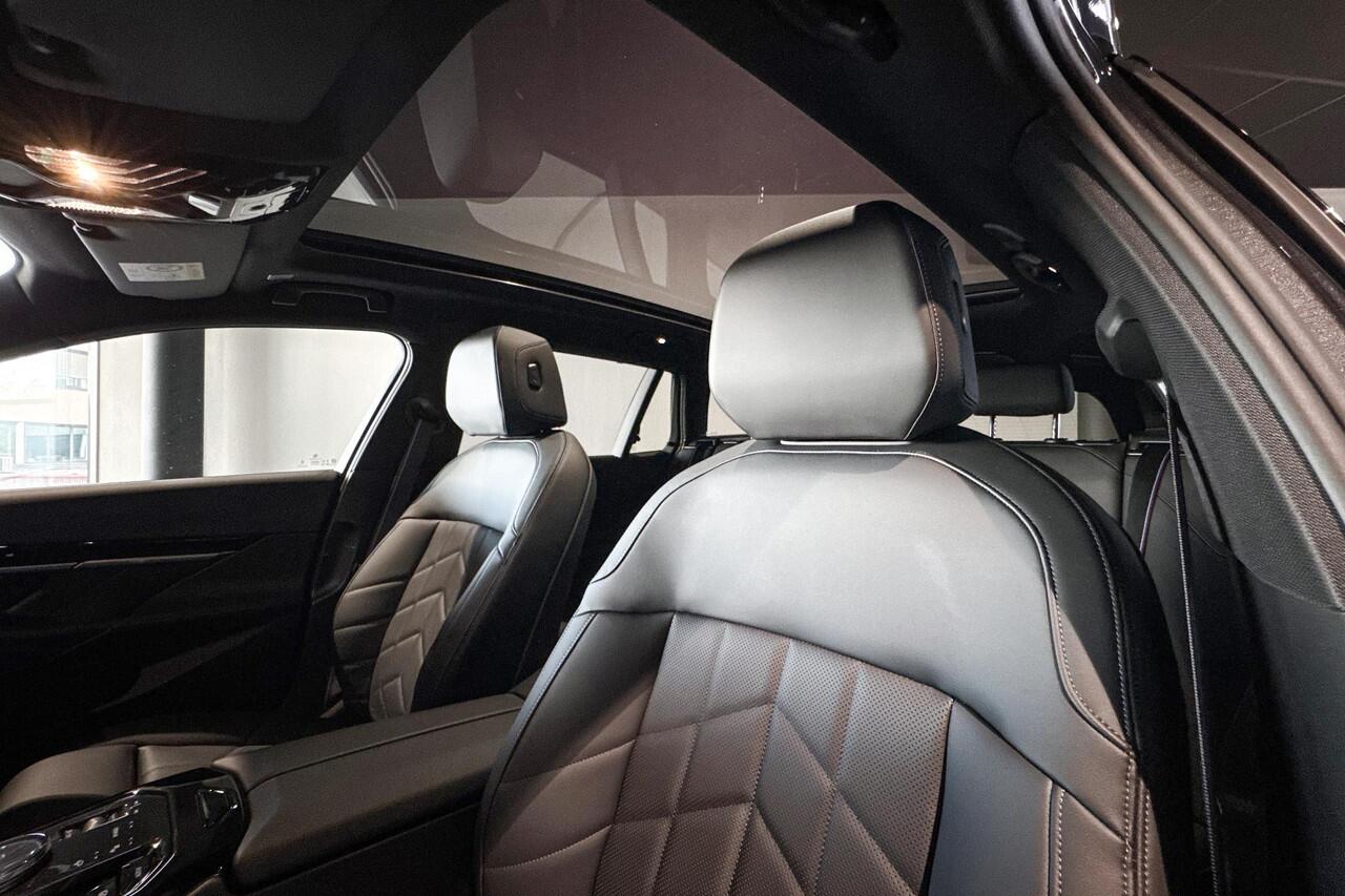 BMW 5-SERIE Touring 530e xDrive | M Sport Pro | Bowers & Wilkins | Iconic Glow | Glazen Panoramardak | Trekhaak |