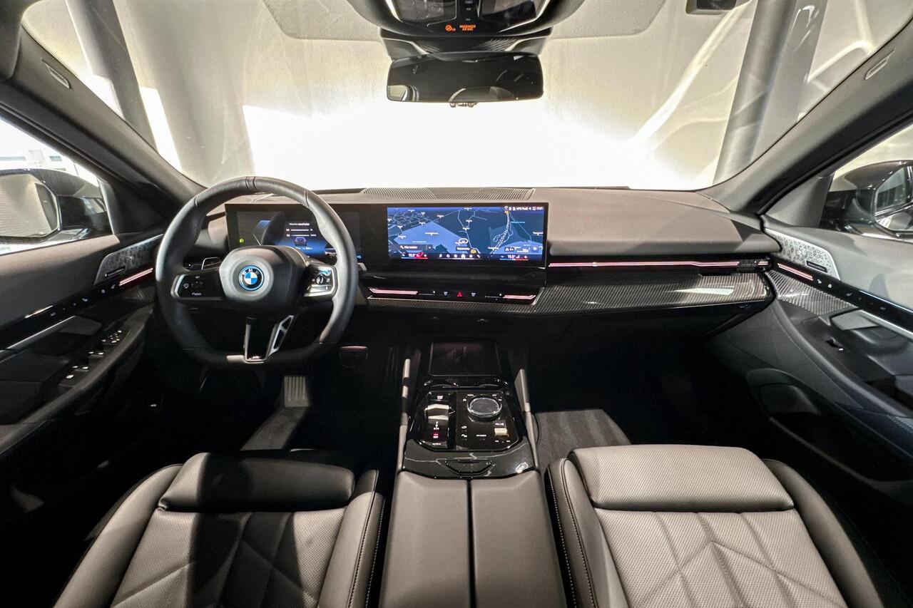 BMW 5-SERIE Touring 530e xDrive | M Sport Pro | Bowers & Wilkins | Iconic Glow | Glazen Panoramardak | Trekhaak |