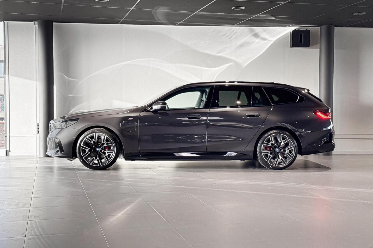 BMW 5-SERIE Touring 530e xDrive | M Sport Pro | Bowers & Wilkins | Iconic Glow | Glazen Panoramardak | Trekhaak |