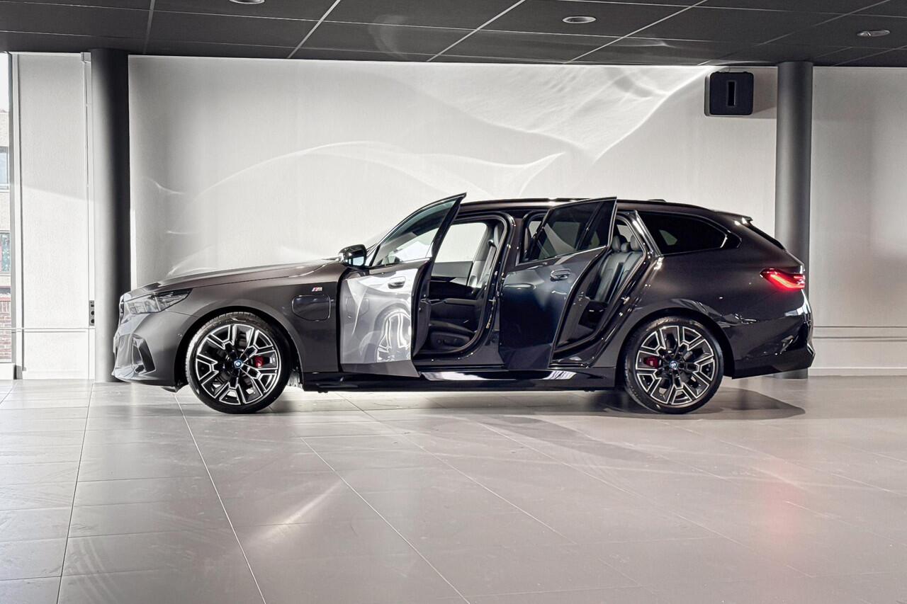 BMW 5-SERIE Touring 530e xDrive | M Sport Pro | Bowers & Wilkins | Iconic Glow | Glazen Panoramardak | Trekhaak |