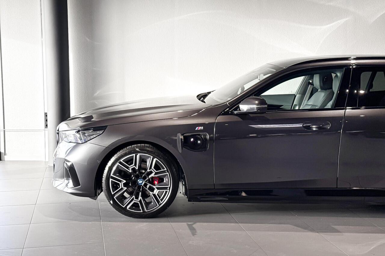 BMW 5-SERIE Touring 530e xDrive | M Sport Pro | Bowers & Wilkins | Iconic Glow | Glazen Panoramardak | Trekhaak |
