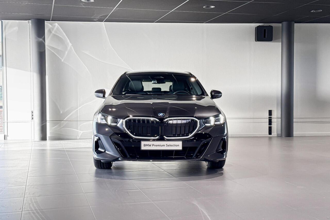 BMW 5-SERIE Touring 530e xDrive | M Sport Pro | Bowers & Wilkins | Iconic Glow | Glazen Panoramardak | Trekhaak |