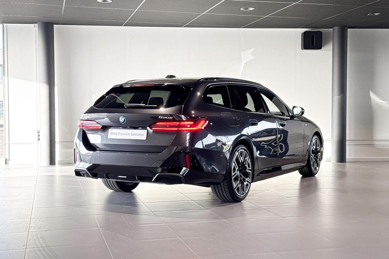 BMW 5-SERIE Touring 530e xDrive | M Sport Pro | Bowers & Wilkins | Iconic Glow | Glazen Panoramardak | Trekhaak |