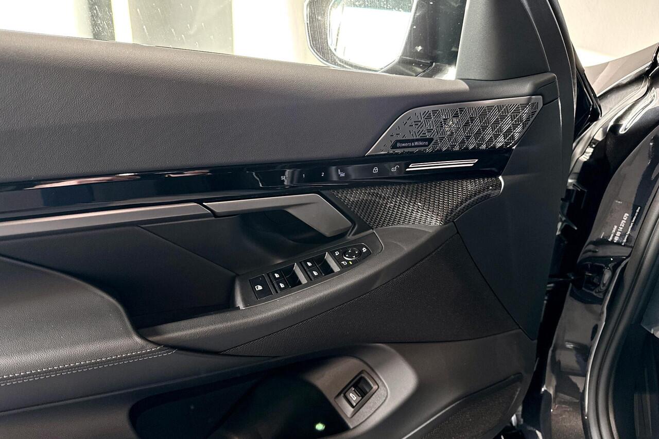 BMW 5-SERIE Touring 530e xDrive | M Sport Pro | Bowers & Wilkins | Iconic Glow | Glazen Panoramardak | Trekhaak |