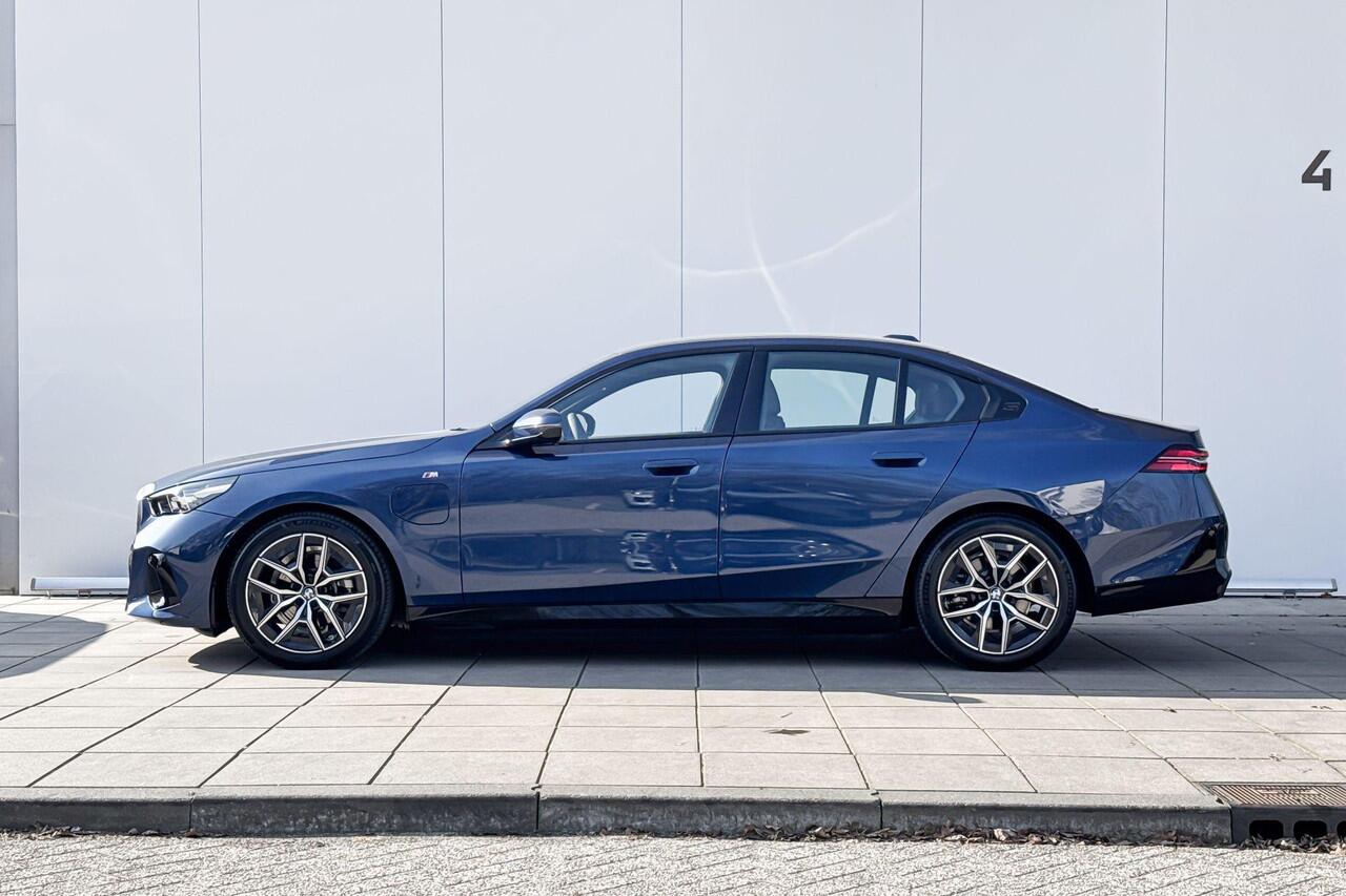 BMW 5-SERIE Sedan 530e M Sport Edition Harman-Kardon / Driving Assistant Plus / Adaptief LED / Parking Assistant / 19 Inch