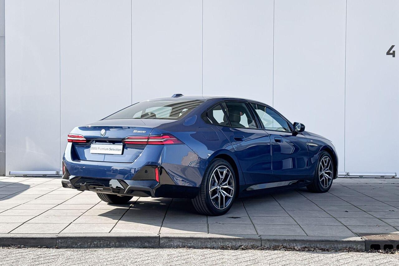 BMW 5-SERIE Sedan 530e M Sport Edition Harman-Kardon / Driving Assistant Plus / Adaptief LED / Parking Assistant / 19 Inch