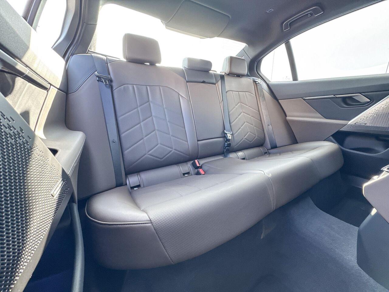 BMW 5-SERIE Sedan 530e M Sport Edition Harman-Kardon / Driving Assistant Plus / Adaptief LED / Parking Assistant / 19 Inch