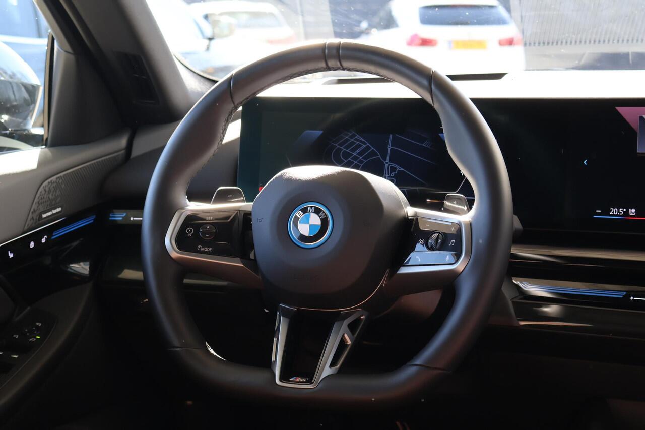 BMW 5-SERIE Touring 530e | M Sport Edition | Harman Kardon | Innovation Pack | Glazen Panoramadak | Trekhaak