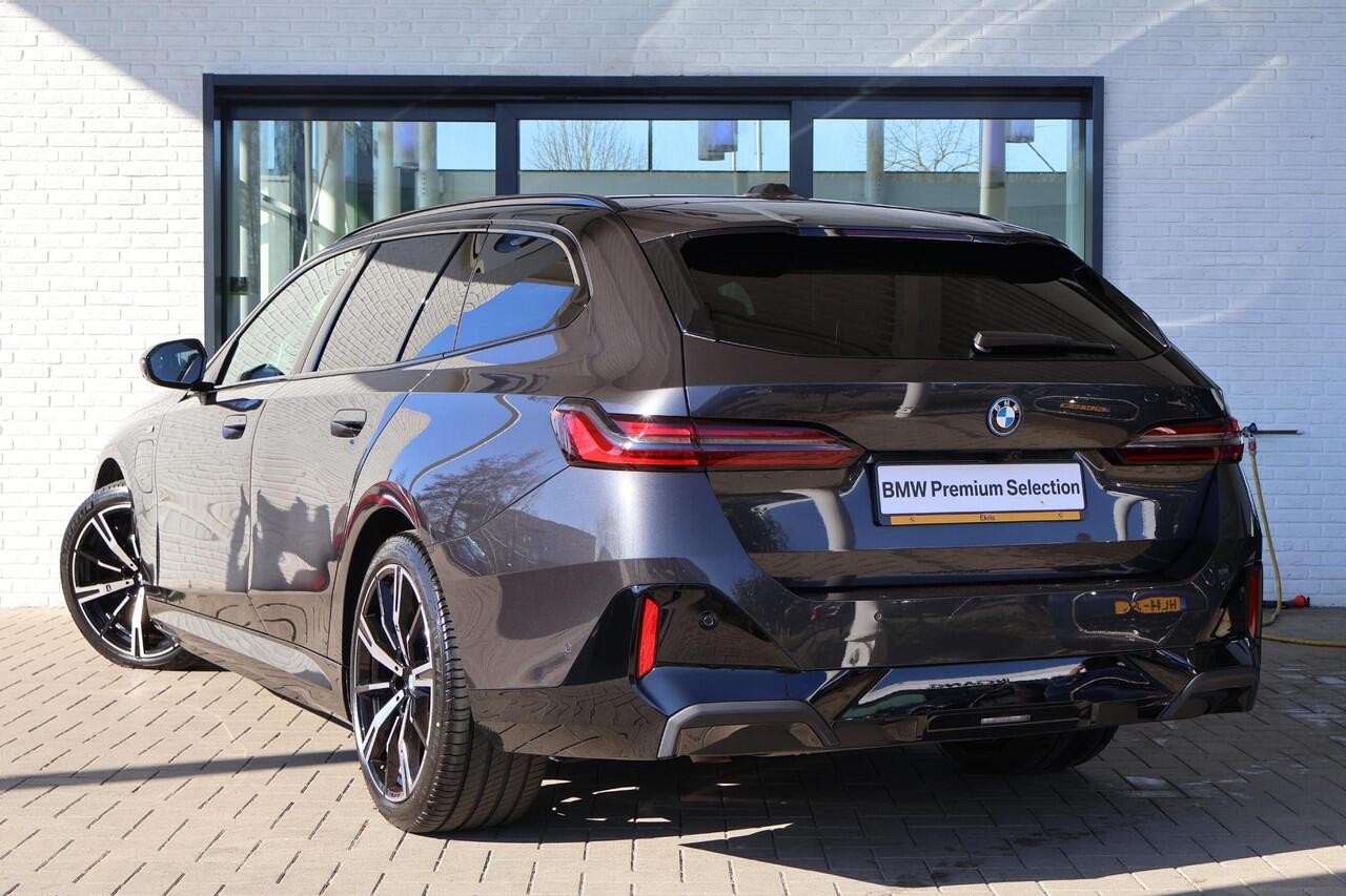 BMW 5-SERIE Touring 530e | M Sport Edition | Harman Kardon | Innovation Pack | Glazen Panoramadak | Trekhaak