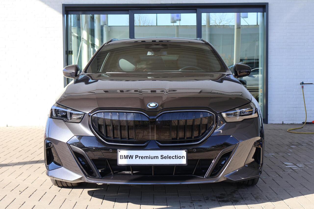 BMW 5-SERIE Touring 530e | M Sport Edition | Harman Kardon | Innovation Pack | Glazen Panoramadak | Trekhaak