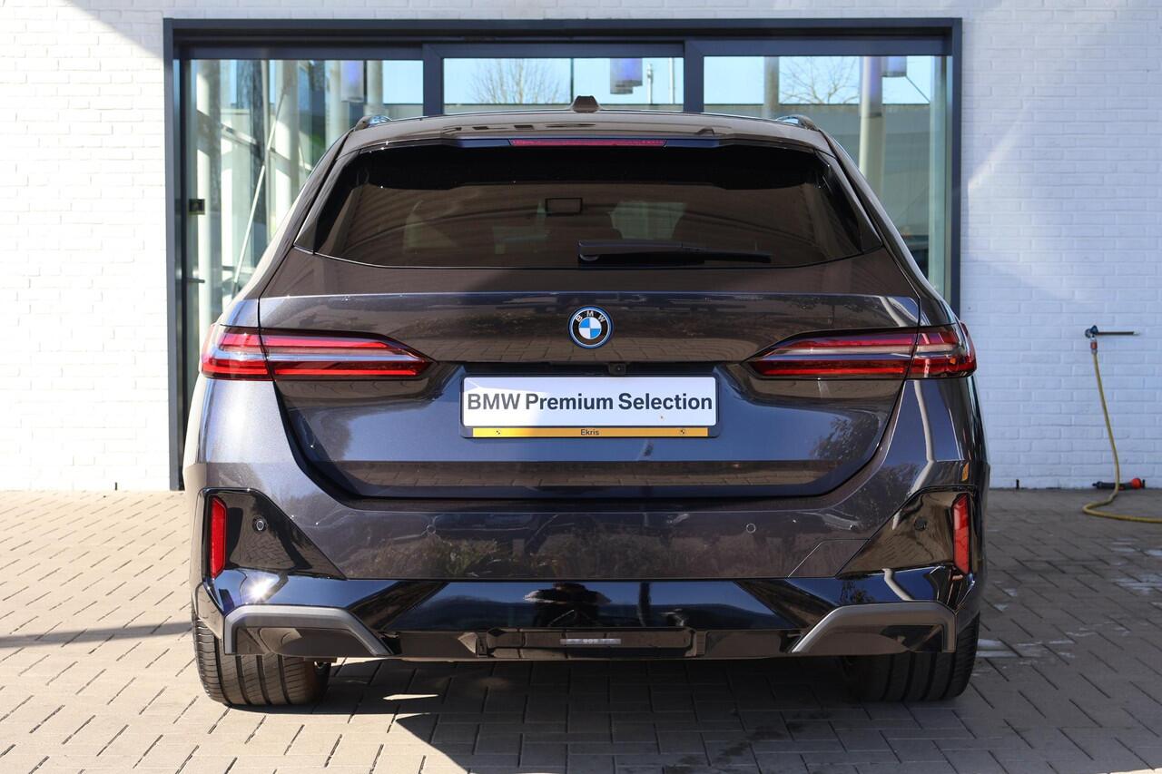 BMW 5-SERIE Touring 530e | M Sport Edition | Harman Kardon | Innovation Pack | Glazen Panoramadak | Trekhaak